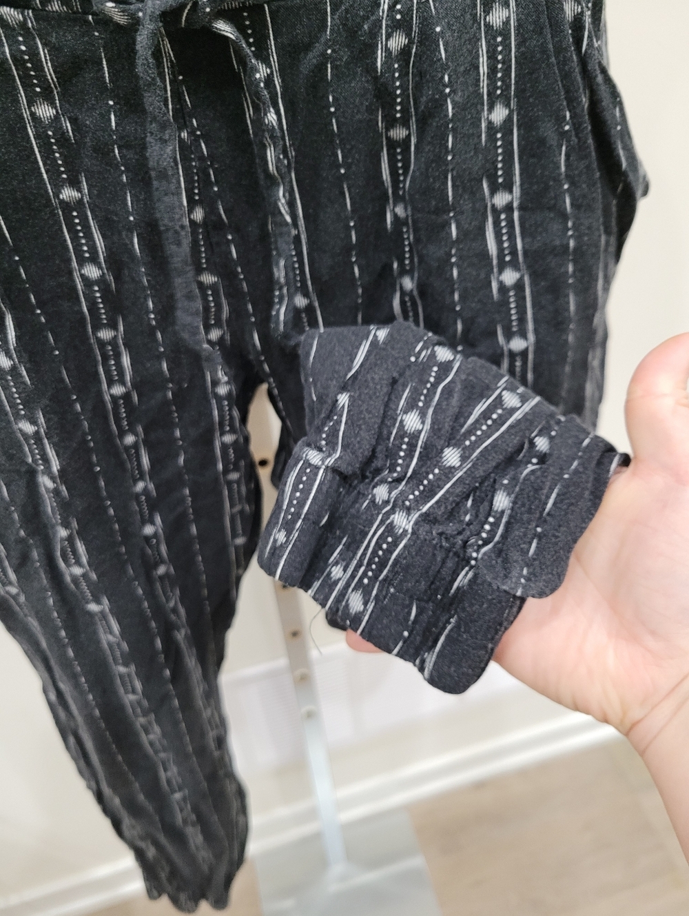 2/$20 Streetwear Society Black & White Pattern Casual Pant Size: Small - Picture 6 of 11
